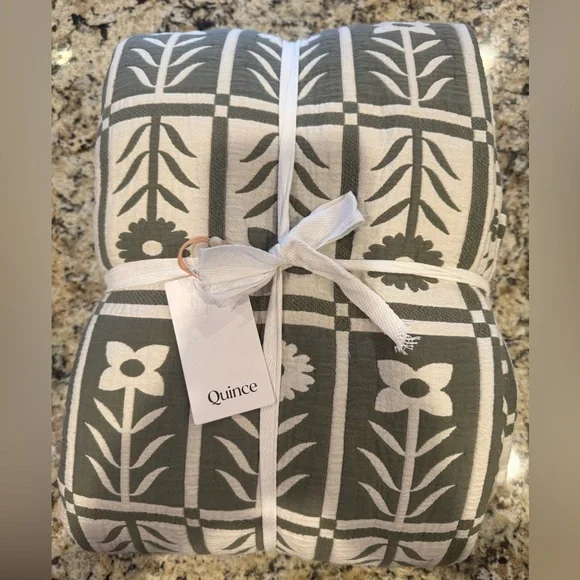 Quince Olive and Cream Organic Cotton Jacquard Floral Coverlet Size Full/Queen - Picture 2 of 4